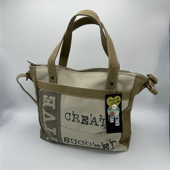 Meet your Posher, Claudia - Picture 12 of 16